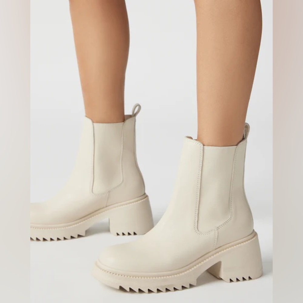 VINCE CAMUTO Anikaaa Lug Sole Chelsea Boots